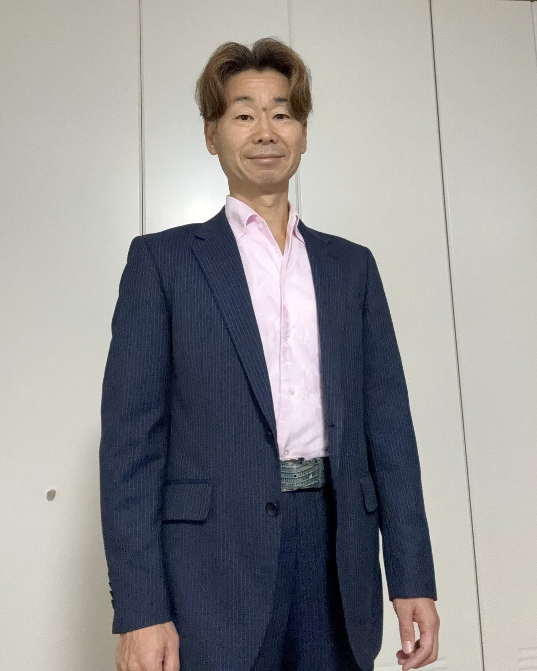 痩せたあとに買い直した既製のスーツを着た、2026年10月の中野智行